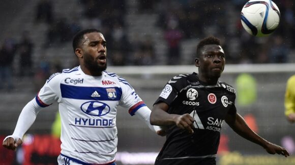 Lyon's French forward Alexandre Lacazette (L) vies with Reims' Malian defender Hamari Traore (R) during the French L1 football match between Olympique Lyonnais (OL) and Reims on October 3, 2015, at the Gerland Stadium in Lyon, central-eastern France. AFP PHOTO / JEFF PACHOUD