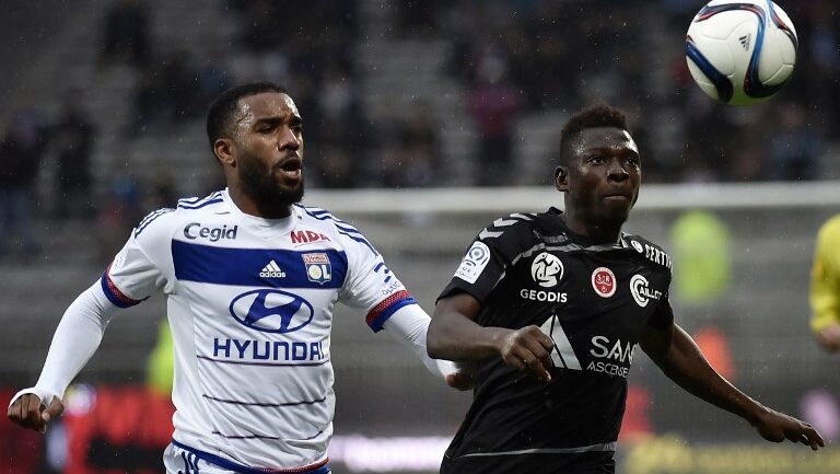 Lyon's French forward Alexandre Lacazette (L) vies with Reims' Malian defender Hamari Traore (R) during the French L1 football match between Olympique Lyonnais (OL) and Reims on October 3, 2015, at the Gerland Stadium in Lyon, central-eastern France. AFP PHOTO / JEFF PACHOUD