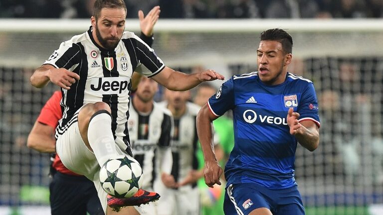 Corentin Tolisso face à Gonzalo Higuain lors de Juventus - OL