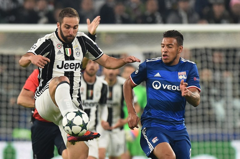 Corentin Tolisso face à Gonzalo Higuain lors de Juventus - OL
