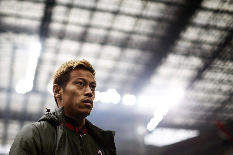 AC Milan's midfielder Keisuke Honda from Japan looks on before the Italian Serie A football match AC Milan Vs Crotone on December 4, 2016 at the 'San Siro Stadium' in Milan. / AFP PHOTO / MARCO BERTORELLO