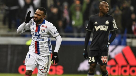 Alexandre Lacazette qui célèbre un but contre l'OM