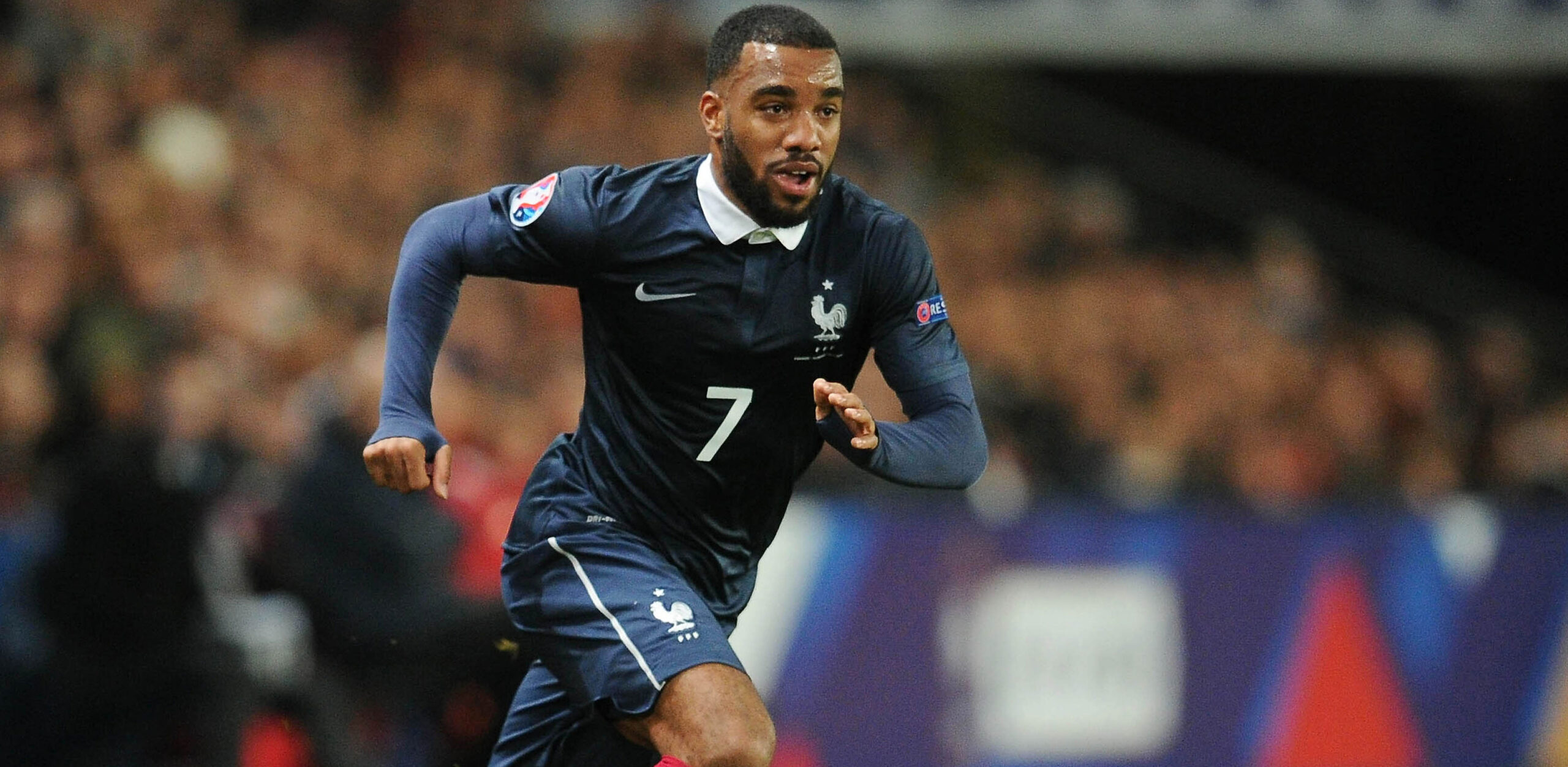 Alexandre Lacazette sous le maillot de l'équipe de France