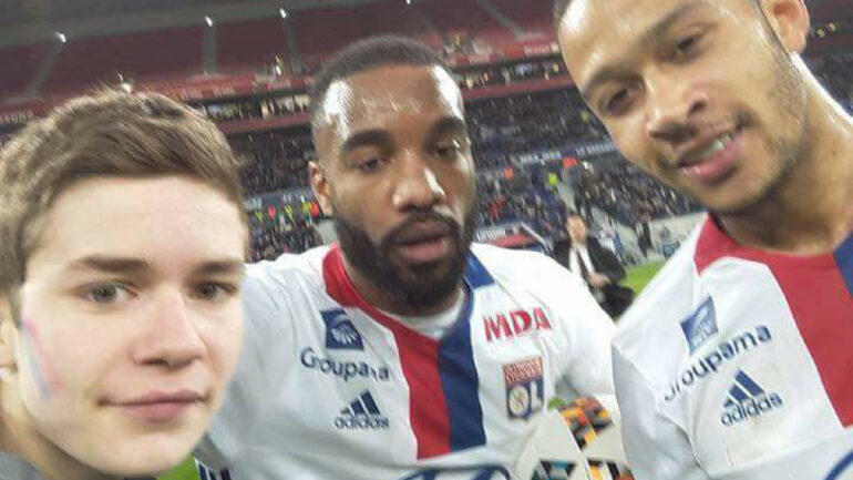 deux Jeune copains Heureusement supporter dans une boutique