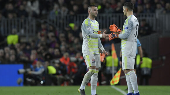 Anthony Lopes et Mathieu Gorgelin lors de FC Barcelone - OL