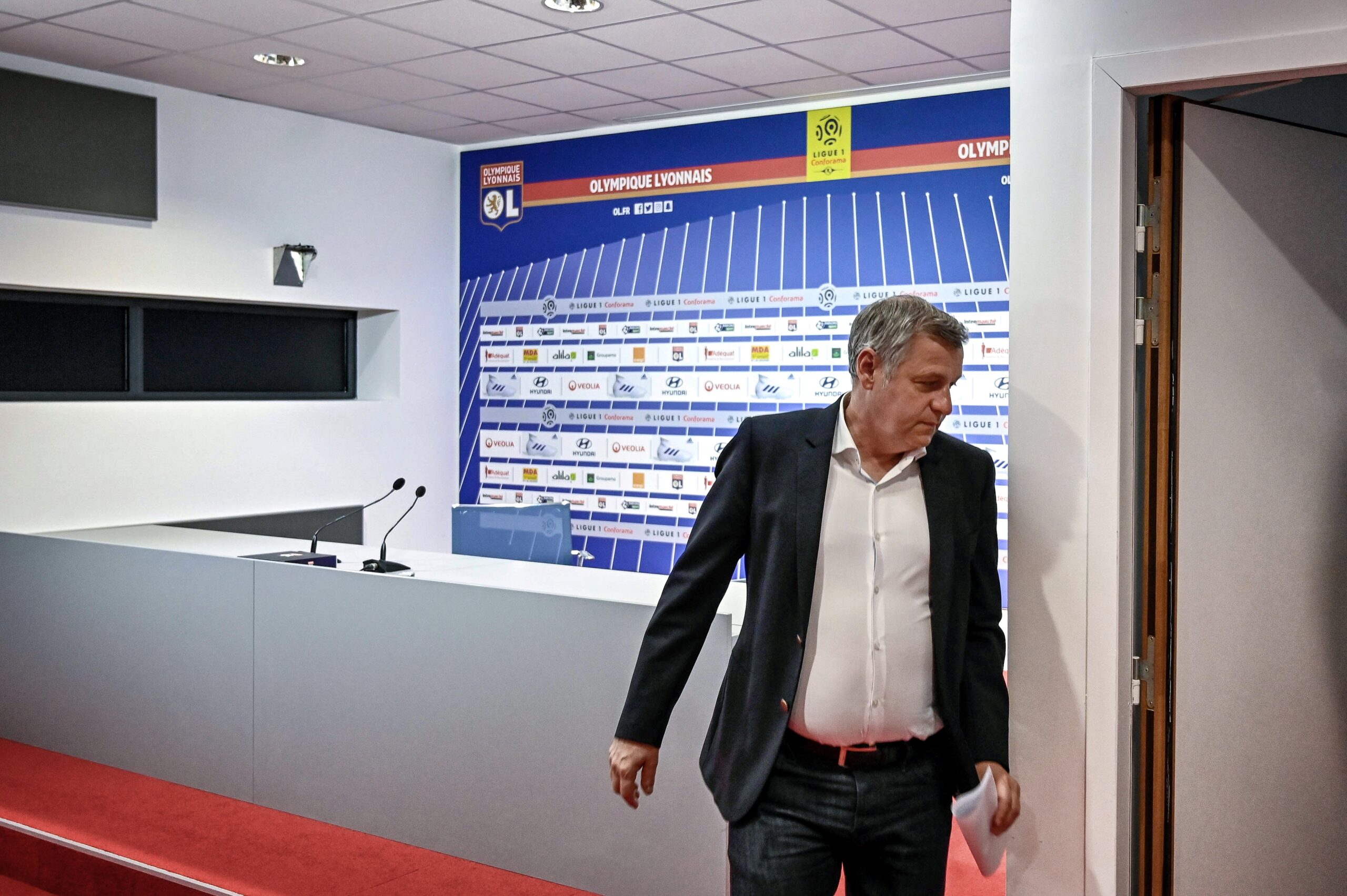 Bruno Genesio quittant la salle de presse après l'annonce de son départ de l'OL en 2019