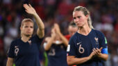 Amandine Henry et Eugénie Le Sommer avec l'équipe de France