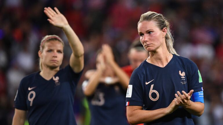 Amandine Henry et Eugénie Le Sommer avec l'équipe de France