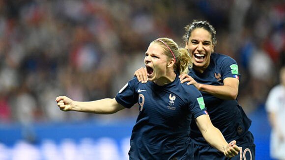 Eugénie Le Sommer et Amel Majri avec l'équipe de France.