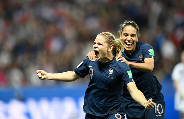 Eugénie Le Sommer et Amel Majri avec l'équipe de France.