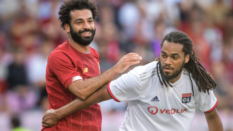 Mohamed Salah face à Jason Denayer lors d'un amical OL - Liverpool
