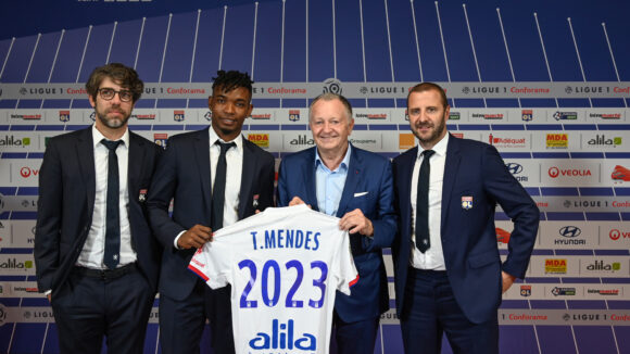 Thiago Mendes entouré de Juninho, Jean-Michel Aulas et Florian Maurice