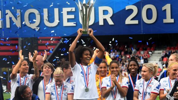 Wendie Renard soulevant le Trophée des championnes en 2019 avec l'OL