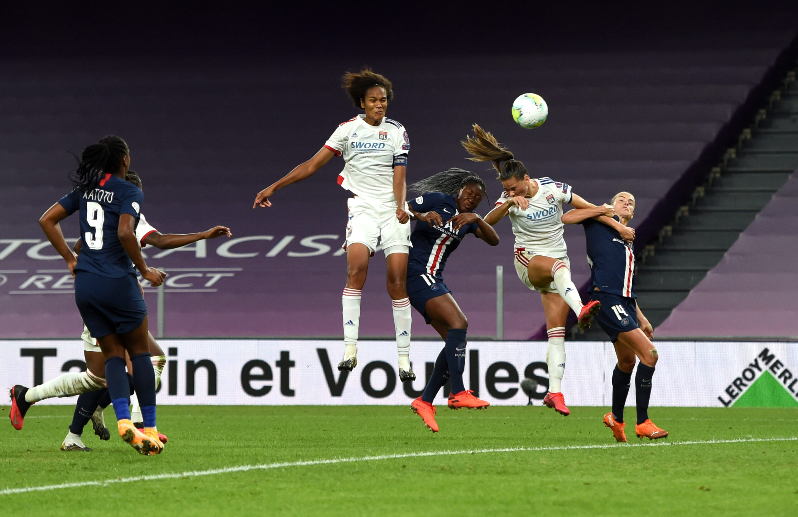 L'équipe féminine du PSG se qualifie pour les quarts de finale de LDC  malgré une défaite sur tapis vert - Football