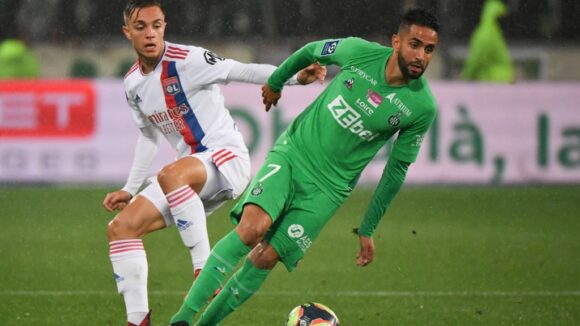 Maxence Caqueret face à Ryad Boudebouz lors d'ASSE - OL