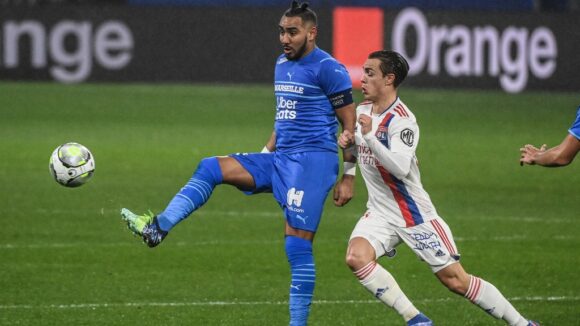 Dimitri Payet face à Maxence Caqueret lors d'OL - OM