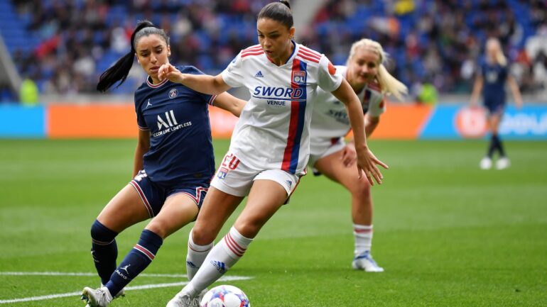 Delphine Cascarino face à Sakina Karchaoui lors de PSG - OL