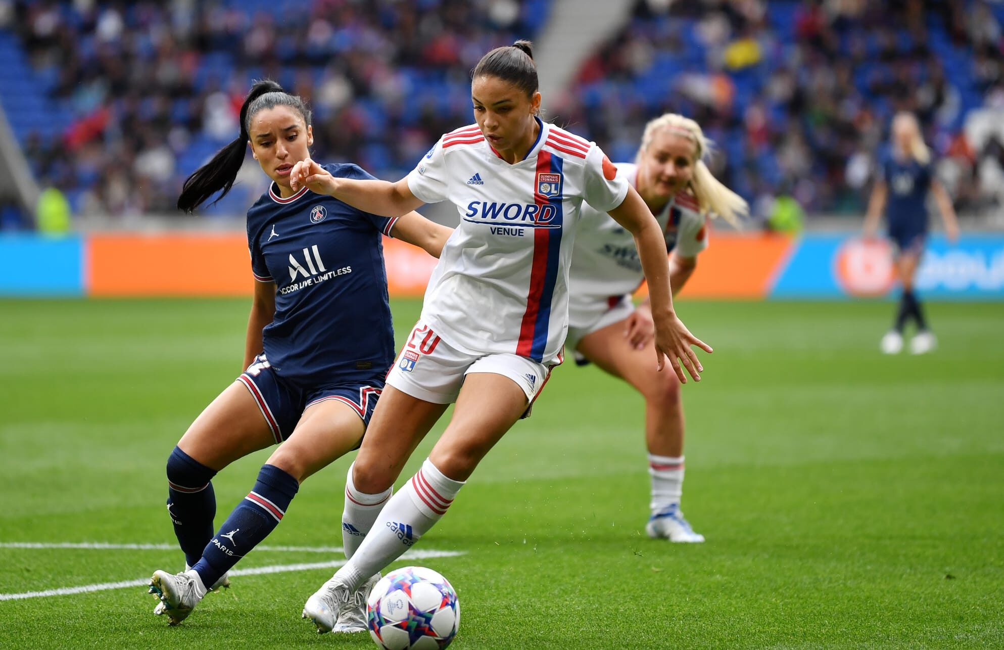 Delphine Cascarino face à Sakina Karchaoui lors de PSG - OL