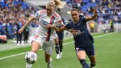 Ada Hegerberg au duel avec Sakina Karchaoui lors de PSG - OL