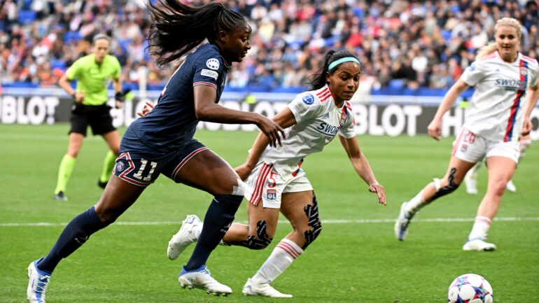 Kadidiatou Diani (PSG) et Perle Morroni (OL)