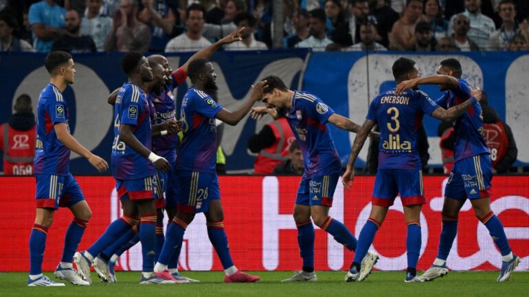 Les joueurs de l'OL célèbrent après leur succès contre Marseille