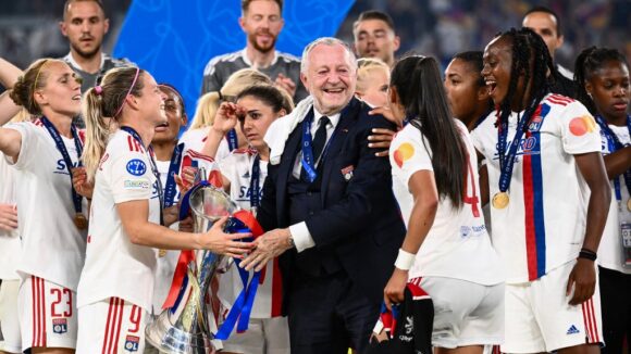 Jean-Michel Aulas avec la Ligue des champions et entouré des joueuses de l'OL