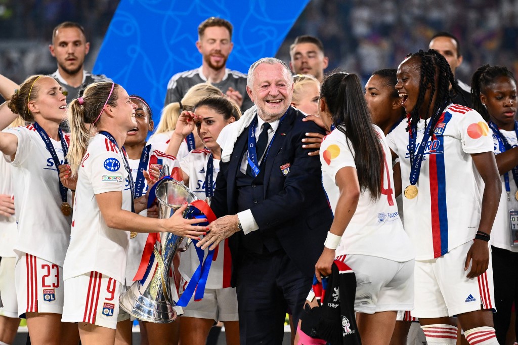 Jean-Michel Aulas avec la Ligue des champions et entouré des joueuses de l'OL