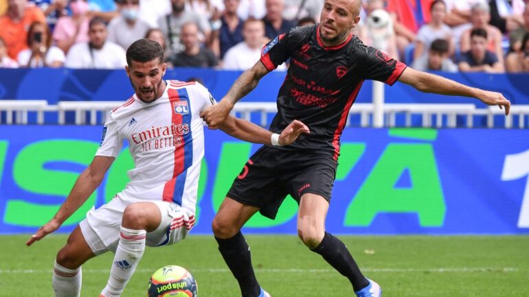 Houssem Aouar (OL) et Johan Gastien (Clermont)