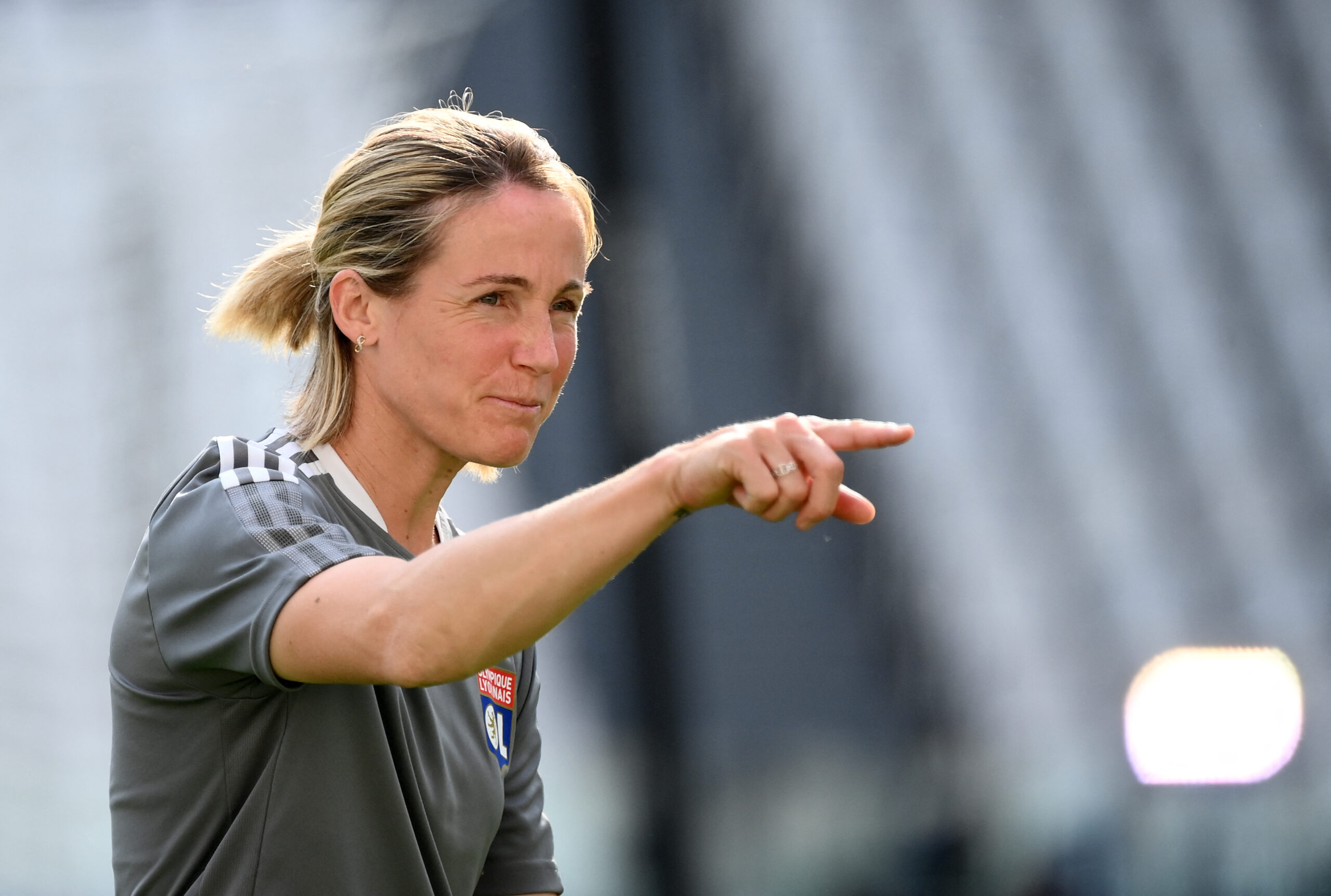 Sonia Bompastor qui dirige l'entraînement du groupe professionnel de l'OL féminin