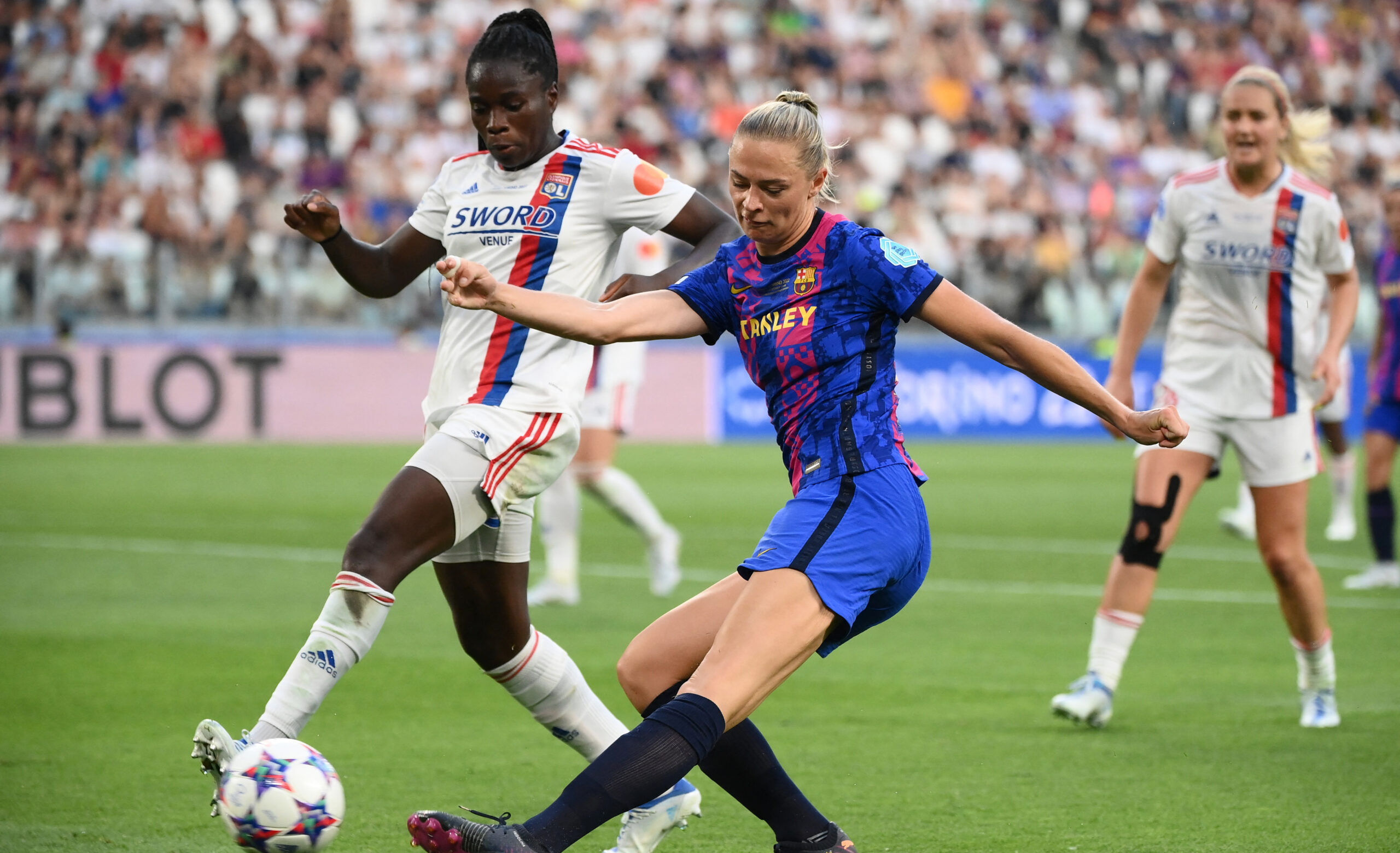 Griedge Mbock et Fridolina Rolfo lors d'OL - Barcelone en finale de la Ligue des champions 2022