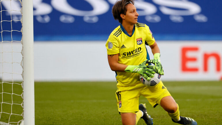 Sarah Bouhaddi lors d'un match contre le PSG