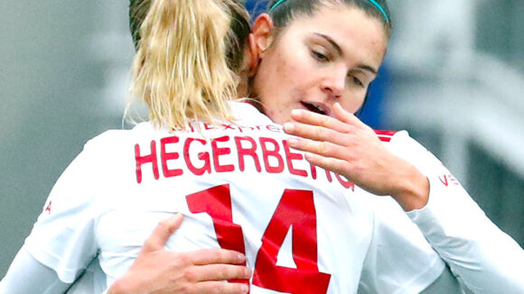 Ada Hegerberg et Signe Bruun lors d'un match de l'OL