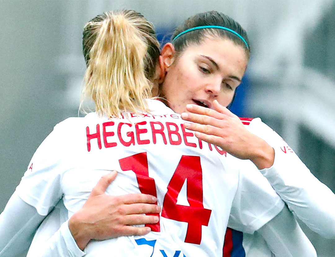 Ada Hegerberg et Signe Bruun lors d'un match de l'OL
