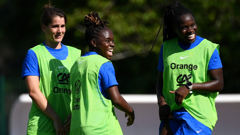 Griedge Mbock avec Sandy Baltimore à l'entraînement de l'équipe de France, juin 2022