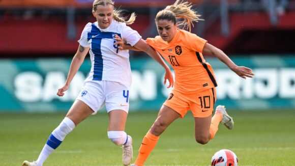 Daniëlle van de Donk avec les Pays-Bas contre la Finlande