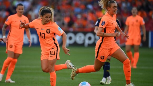 La joueuse de l'OL Daniëlle van de Donk avec les Pays-Bas contre la Suède à l'Euro 2022