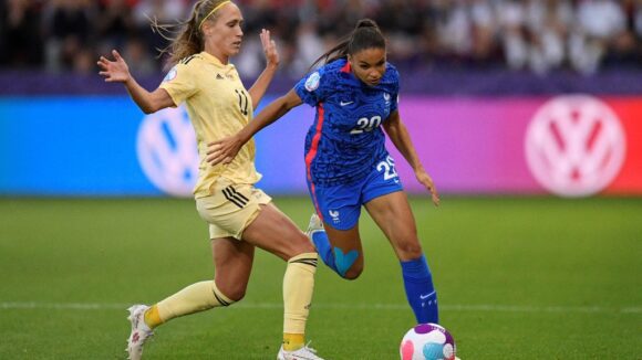 Janice Cayman (Belgique) et Delphine Cascarino (France) lors de l'Euro 2022