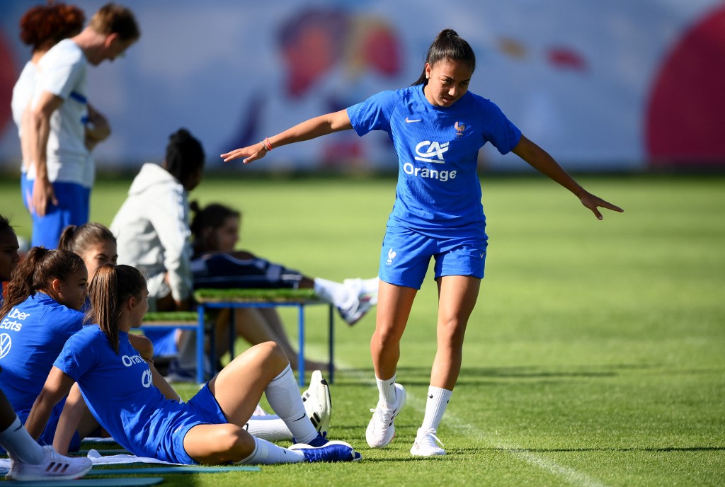Selma Bacha, à l'entraînement avec les Bleues lors de l'Euro 2022