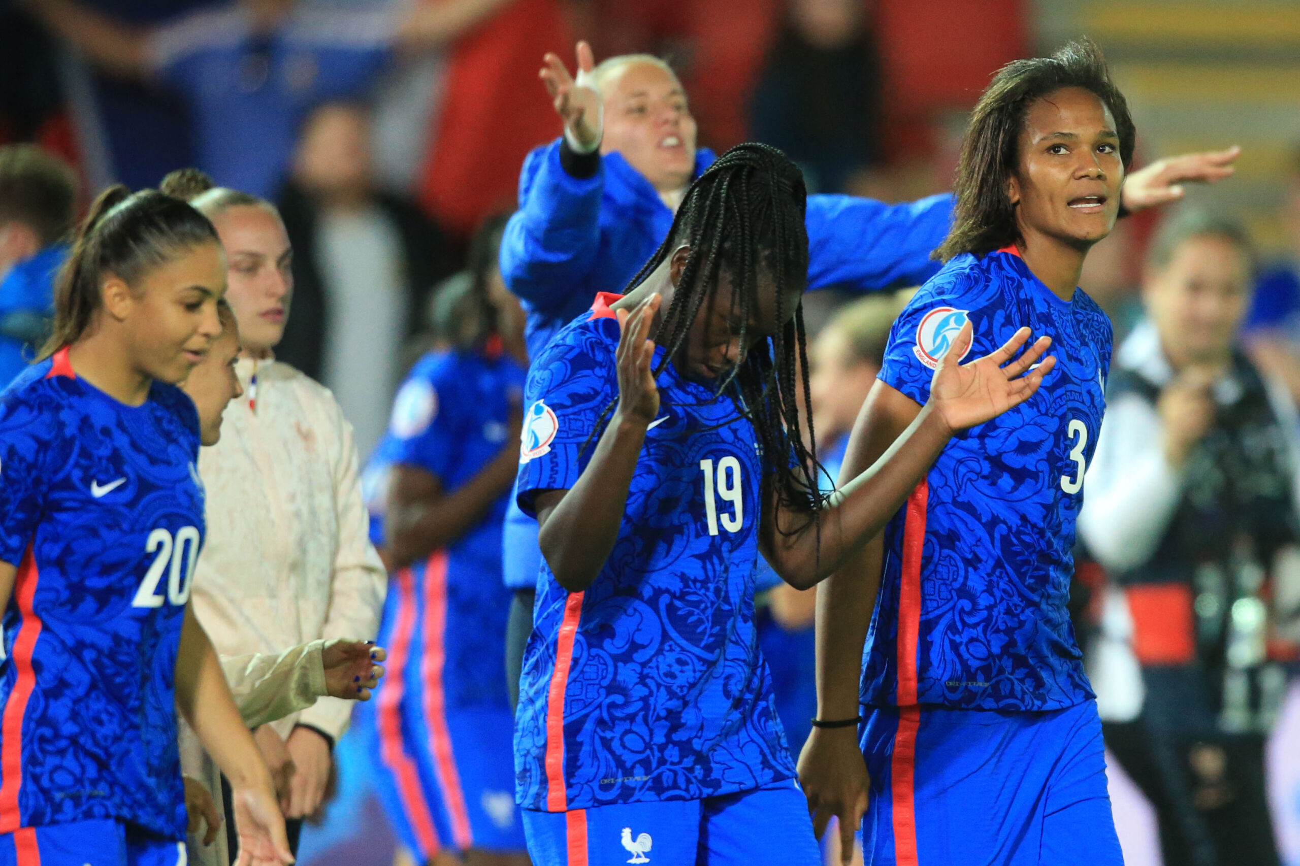 Delphine Cascarino, Griedge Mbock et Wendie Renard après la qualification contre les Pays-Bas