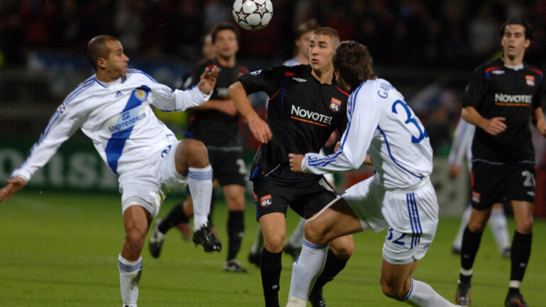 Karim Benzema au milieu de deux joueurs du Dynamo Kiev lors de la Ligue des champions 2006