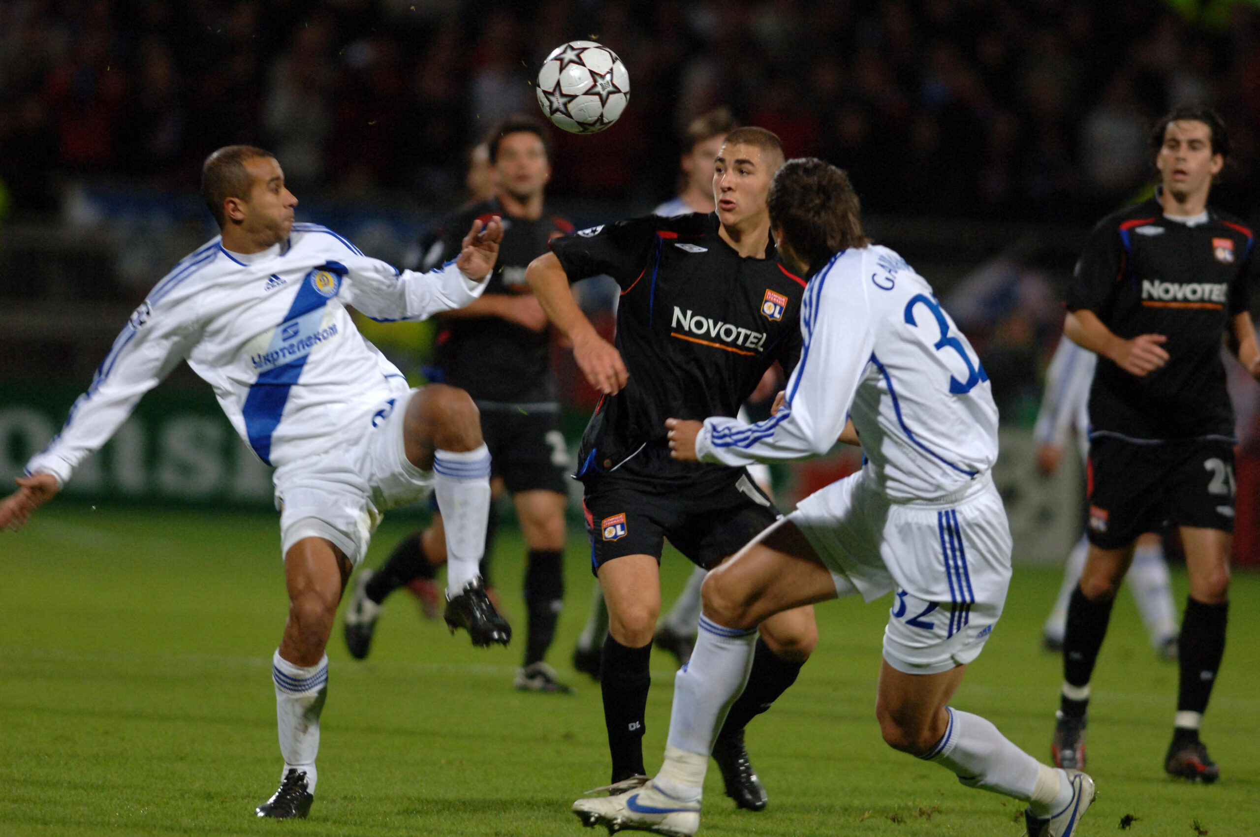 Karim Benzema au milieu de deux joueurs du Dynamo Kiev lors de la Ligue des champions 2006