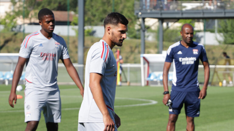 Houssem Aouar avec Claudio Caçapa en arrière plan