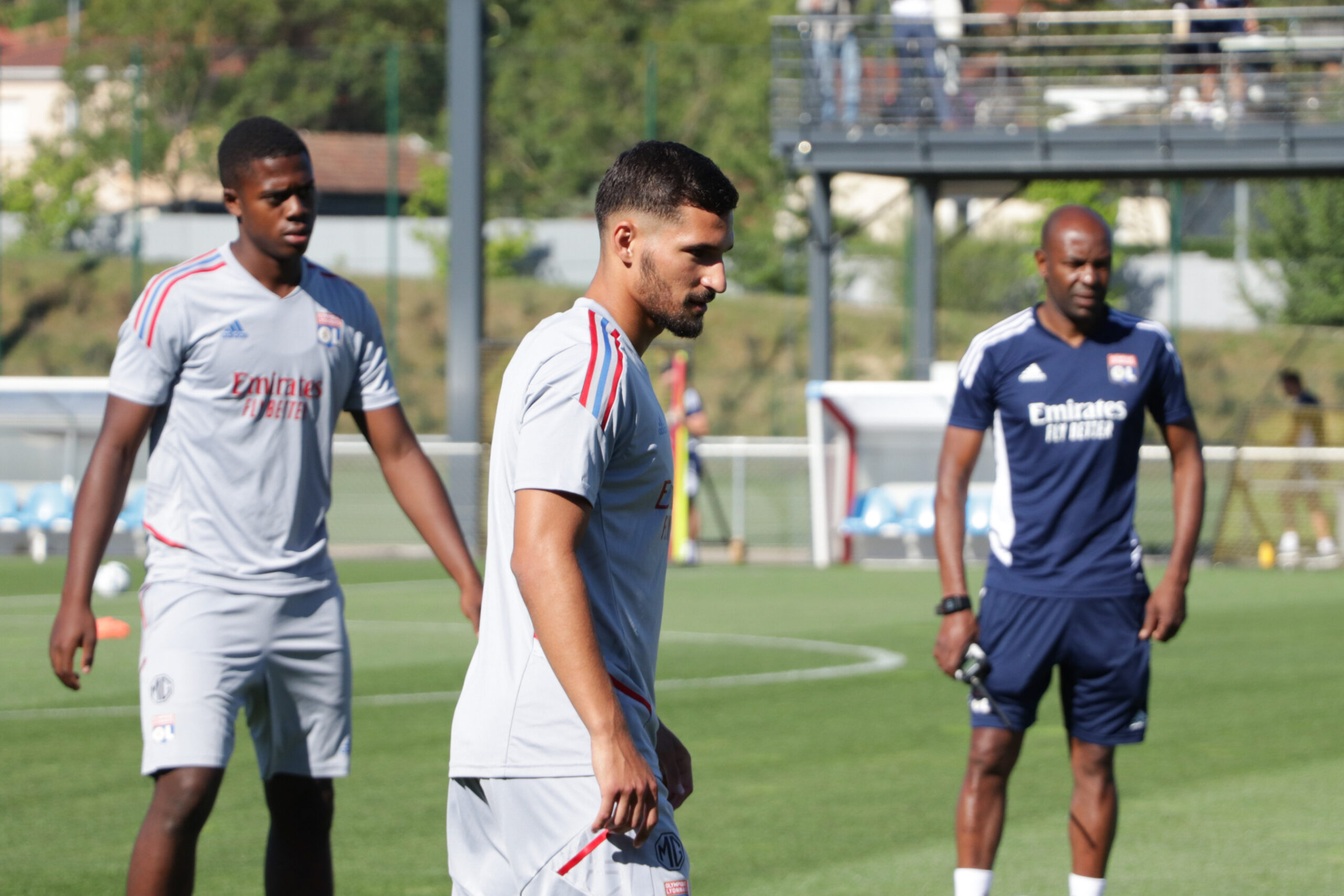 Houssem Aouar avec Claudio Caçapa en arrière plan