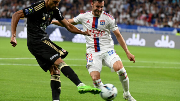 Nicolas Tagliafico au duel contre El Idrissy lors d'OL -Ajaccio