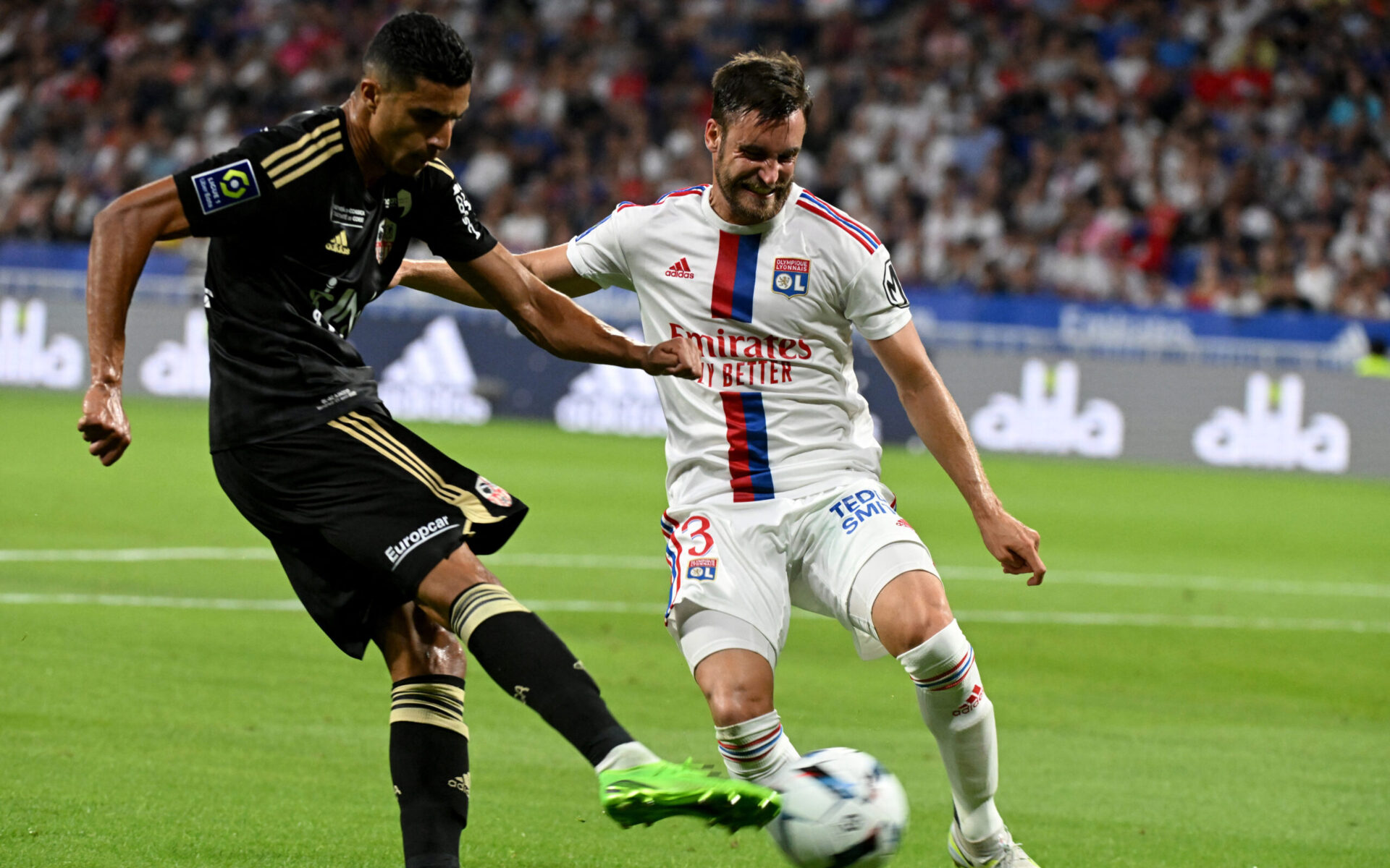 Nicolas Tagliafico au duel contre El Idrissy lors d'OL -Ajaccio
