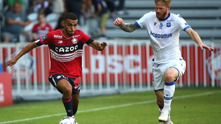 Gaëtan Charbonnier (Auxerre) et Akim Zedadka (LOSC)