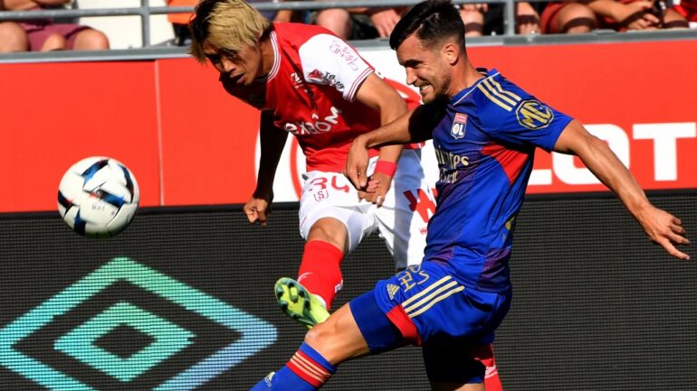 Junya Ito (Reims) à la lutte avec Nicolas Tagliafico (OL)