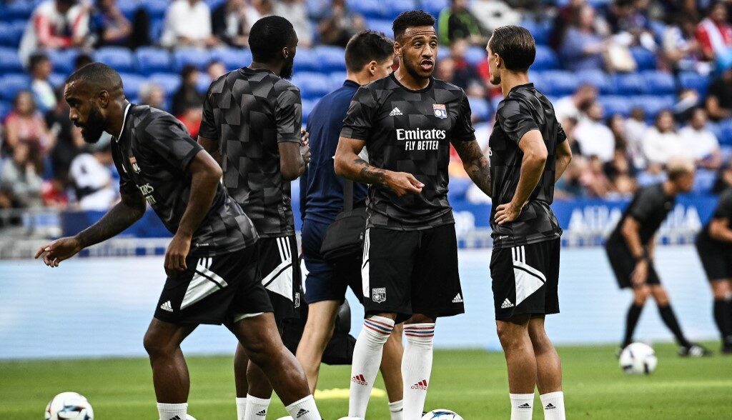 Corentin Tolisso, en discussion avec Maxence Caqueret et Alexandre Lacazette à l'échauffement avant OL - Angers