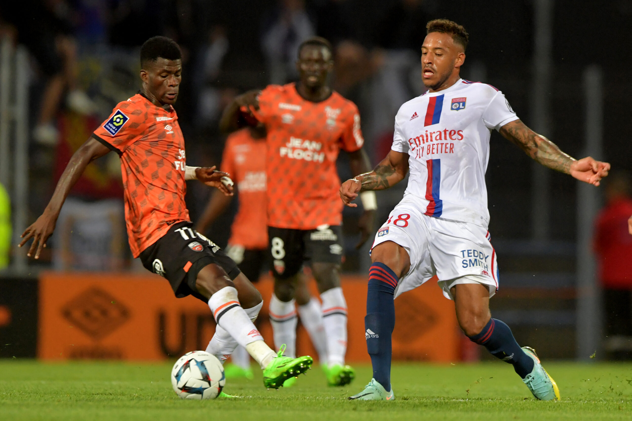 Corentin Tolisso face à Dango Ouattara (Lorient - OL)