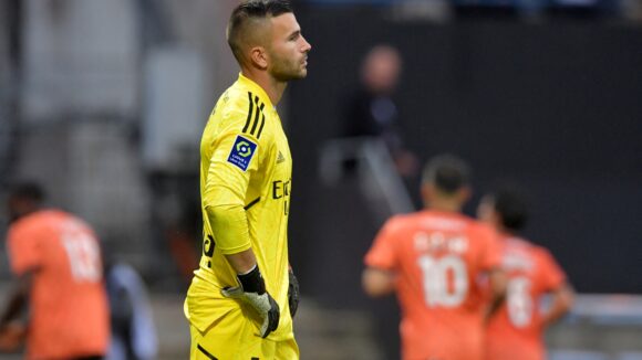 Anthony Lopes après un but lors de Lorient - OL